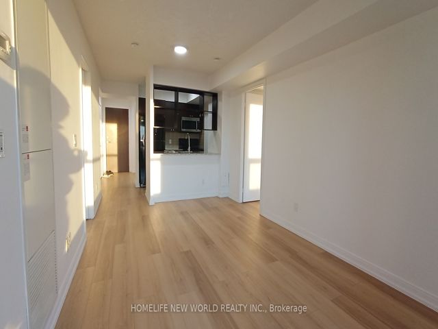 1515 - 181 Village Green Sq