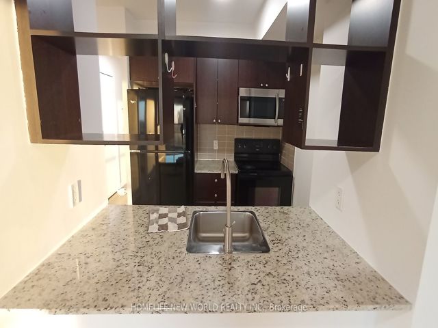 1515 - 181 Village Green Sq