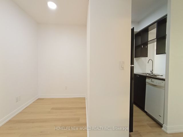 1515 - 181 Village Green Sq