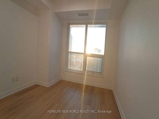 1515 - 181 Village Green Sq