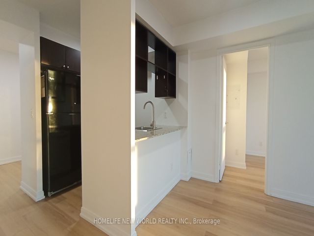 1515 - 181 Village Green Sq
