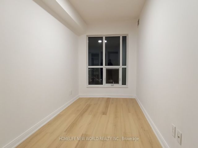 1515 - 181 Village Green Sq