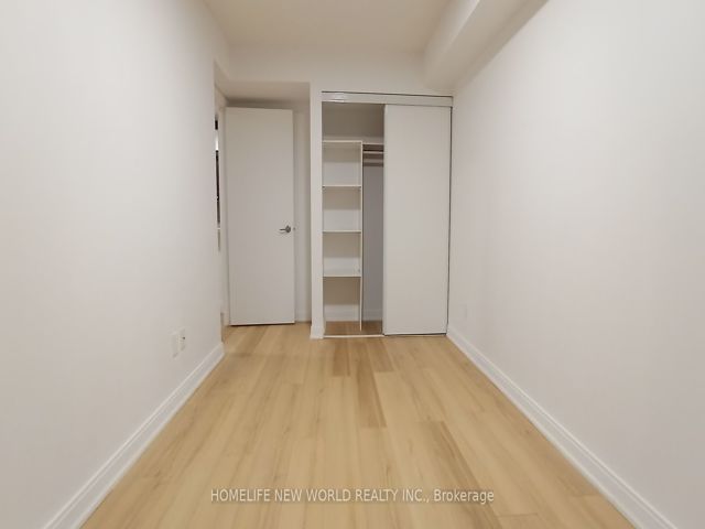 1515 - 181 Village Green Sq