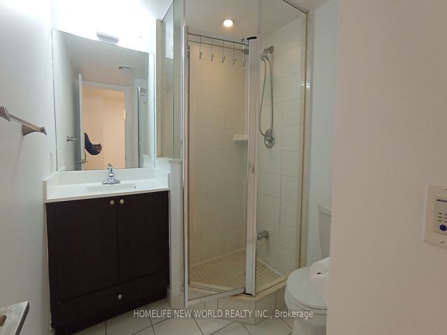 1515 - 181 Village Green Sq