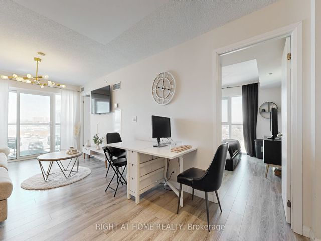 812 - 2150 Lawrence Ave E