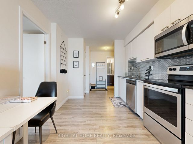 812 - 2150 Lawrence Ave E