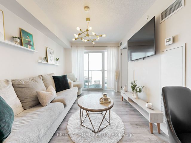 812 - 2150 Lawrence Ave E