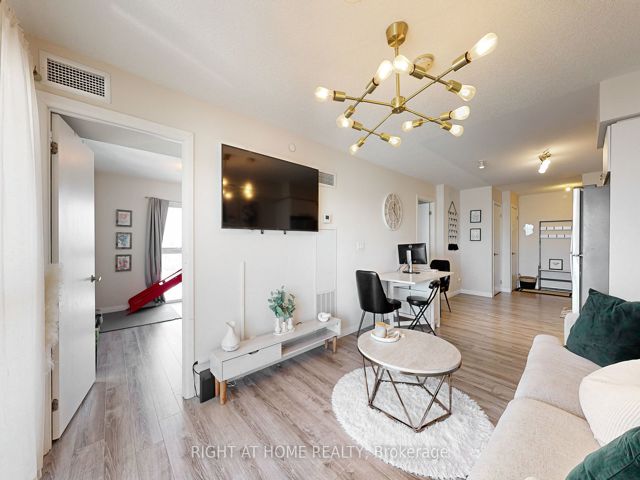 812 - 2150 Lawrence Ave E