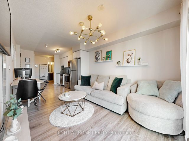 812 - 2150 Lawrence Ave E