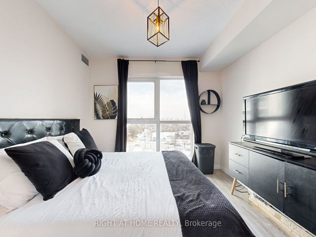 812 - 2150 Lawrence Ave E