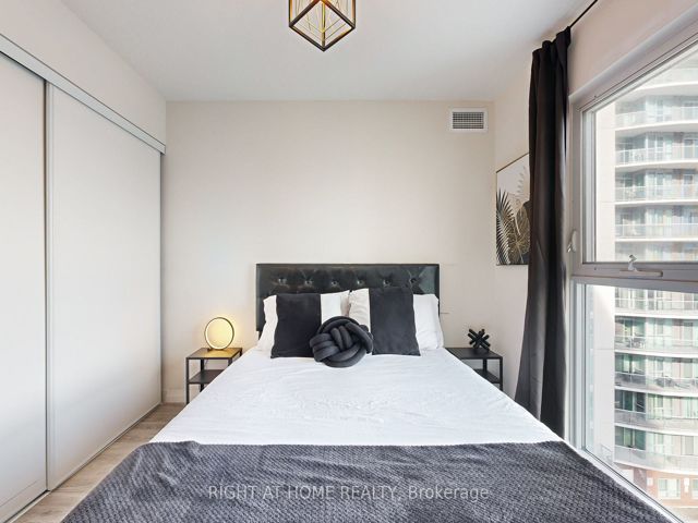812 - 2150 Lawrence Ave E