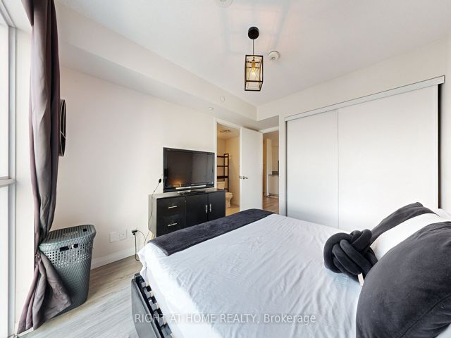 812 - 2150 Lawrence Ave E