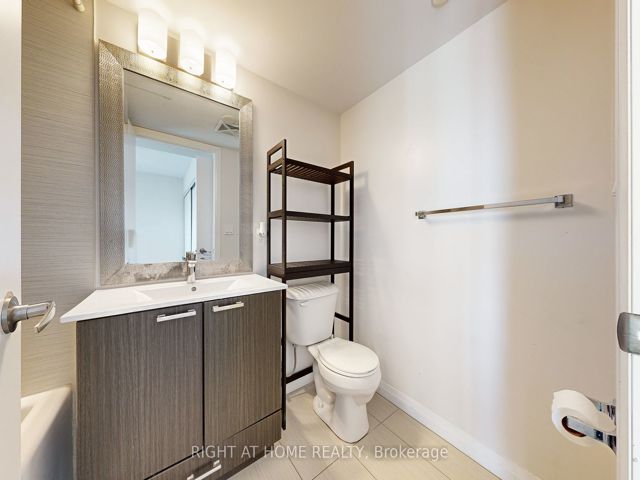 812 - 2150 Lawrence Ave E