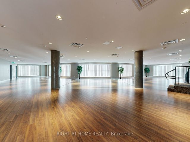 812 - 2150 Lawrence Ave E