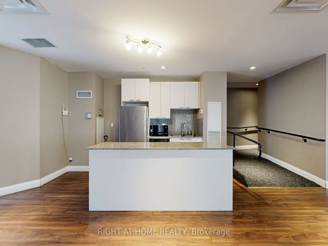 812 - 2150 Lawrence Ave E