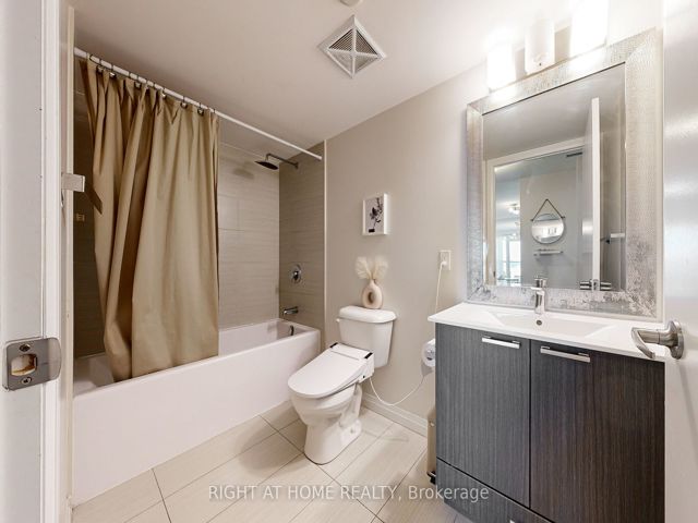 812 - 2150 Lawrence Ave E