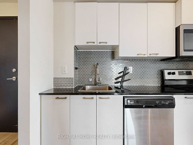 812 - 2150 Lawrence Ave E