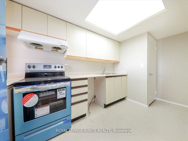712 - 2466 Eglinton Ave E