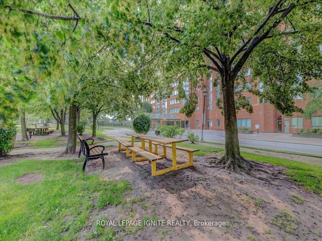 712 - 2466 Eglinton Ave E