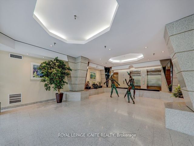 712 - 2466 Eglinton Ave E