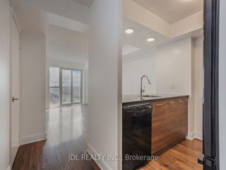 3211 - 125 Village Green Sq