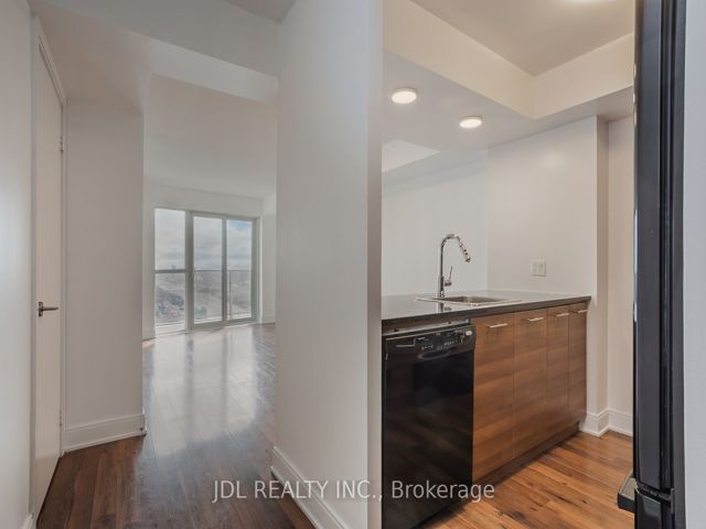 3211 - 125 Village Green Sq