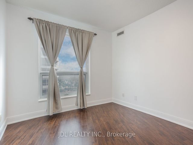 3211 - 125 Village Green Sq