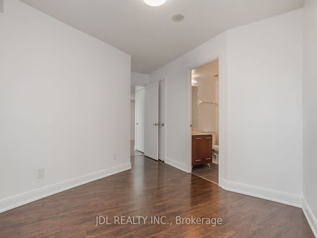 3211 - 125 Village Green Sq