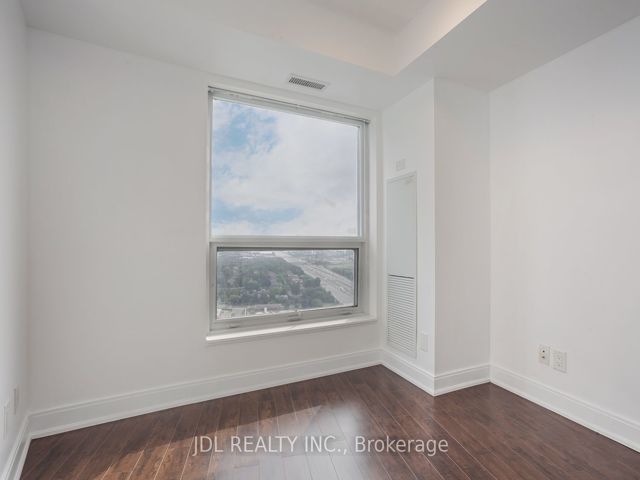 3211 - 125 Village Green Sq