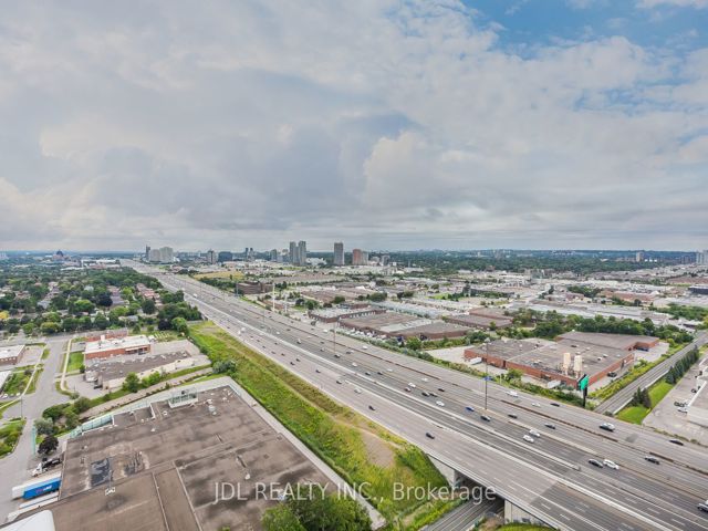 3211 - 125 Village Green Sq