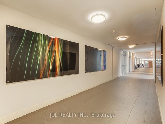 3211 - 125 Village Green Sq