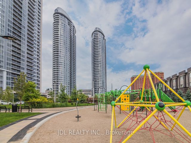 3211 - 125 Village Green Sq