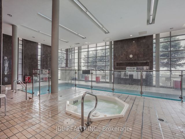 3211 - 125 Village Green Sq