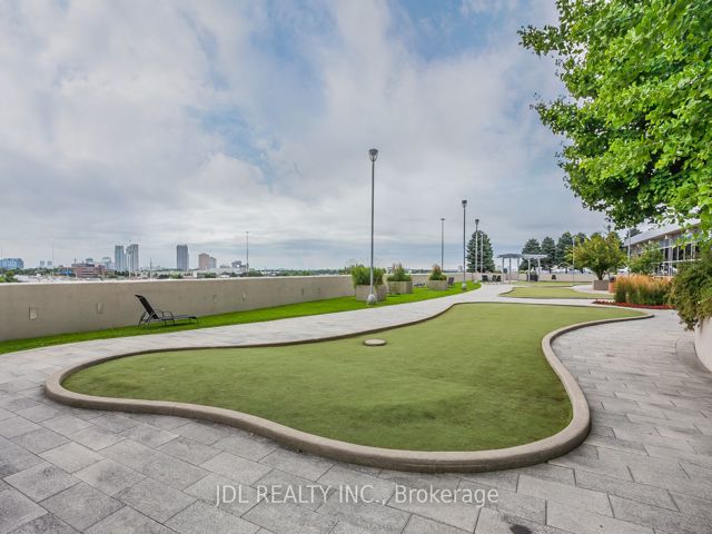 3211 - 125 Village Green Sq