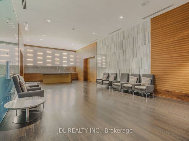 3211 - 125 Village Green Sq