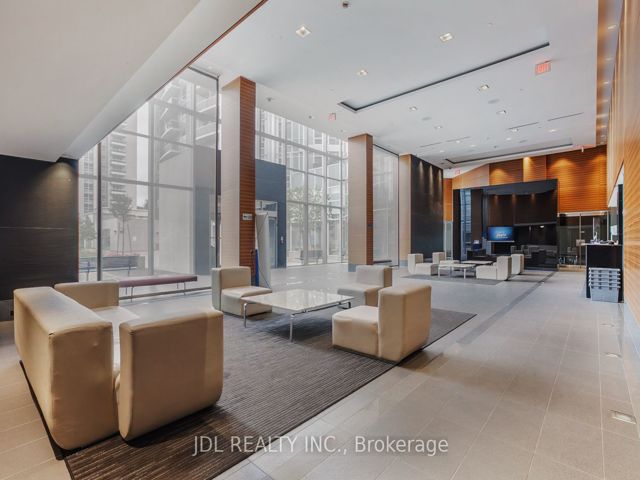 3211 - 125 Village Green Sq