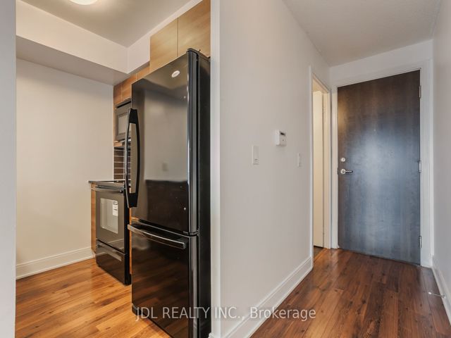 3211 - 125 Village Green Sq