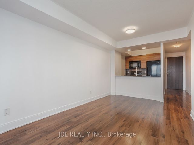 3211 - 125 Village Green Sq