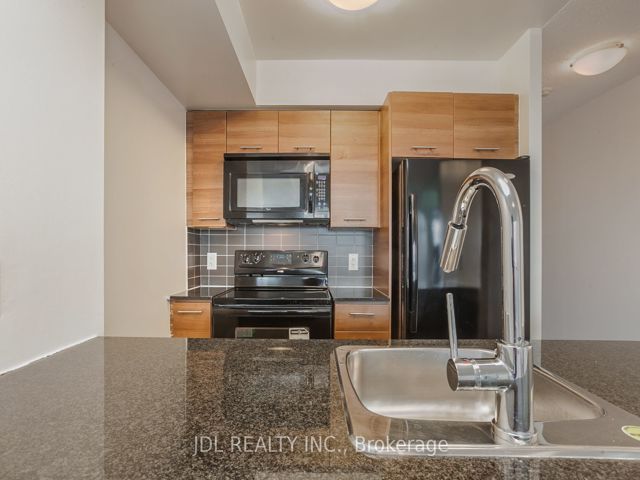 3211 - 125 Village Green Sq