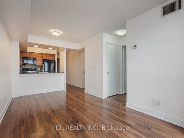 3211 - 125 Village Green Sq