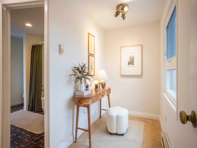 6 - 2366 Queen St E