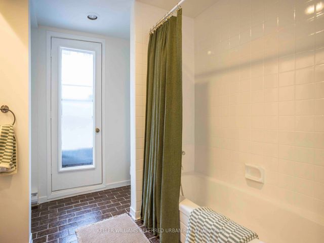 6 - 2366 Queen St E