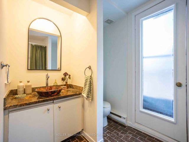 6 - 2366 Queen St E