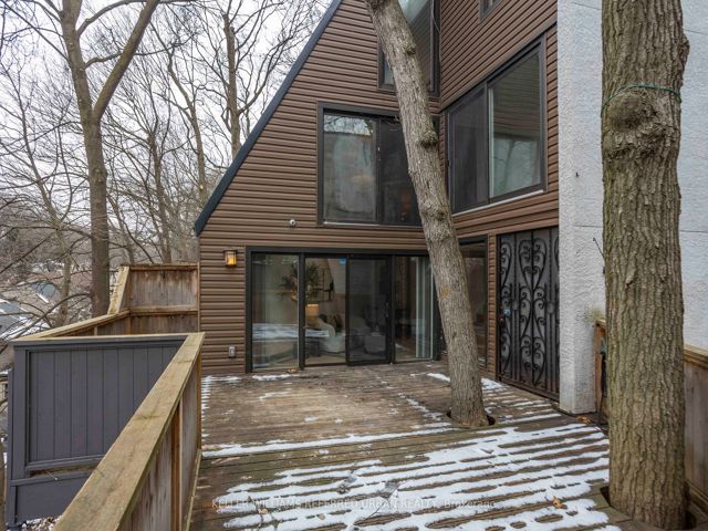 6 - 2366 Queen St E