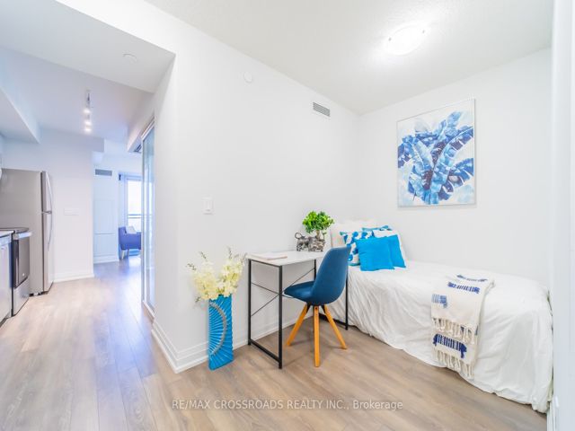 422 - 20 Meadowglen Pl