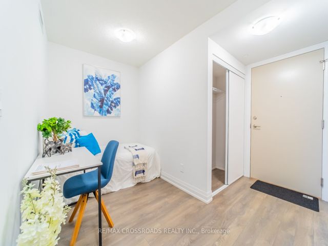 422 - 20 Meadowglen Pl