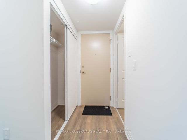 422 - 20 Meadowglen Pl