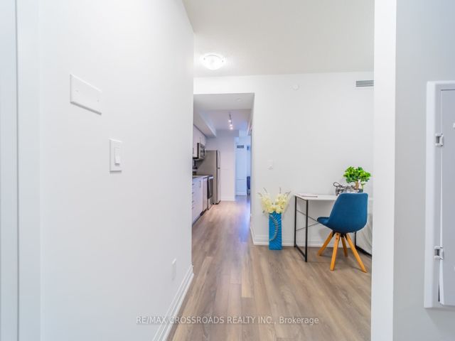 422 - 20 Meadowglen Pl