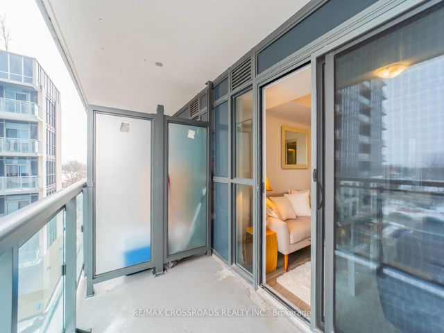 422 - 20 Meadowglen Pl