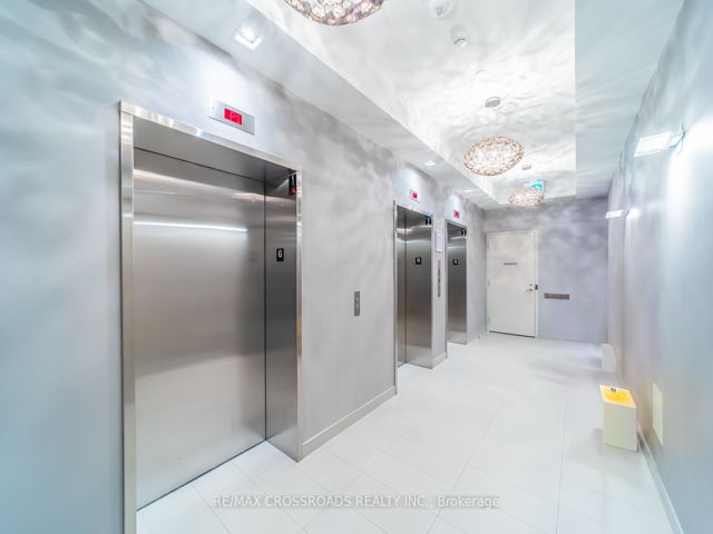 422 - 20 Meadowglen Pl